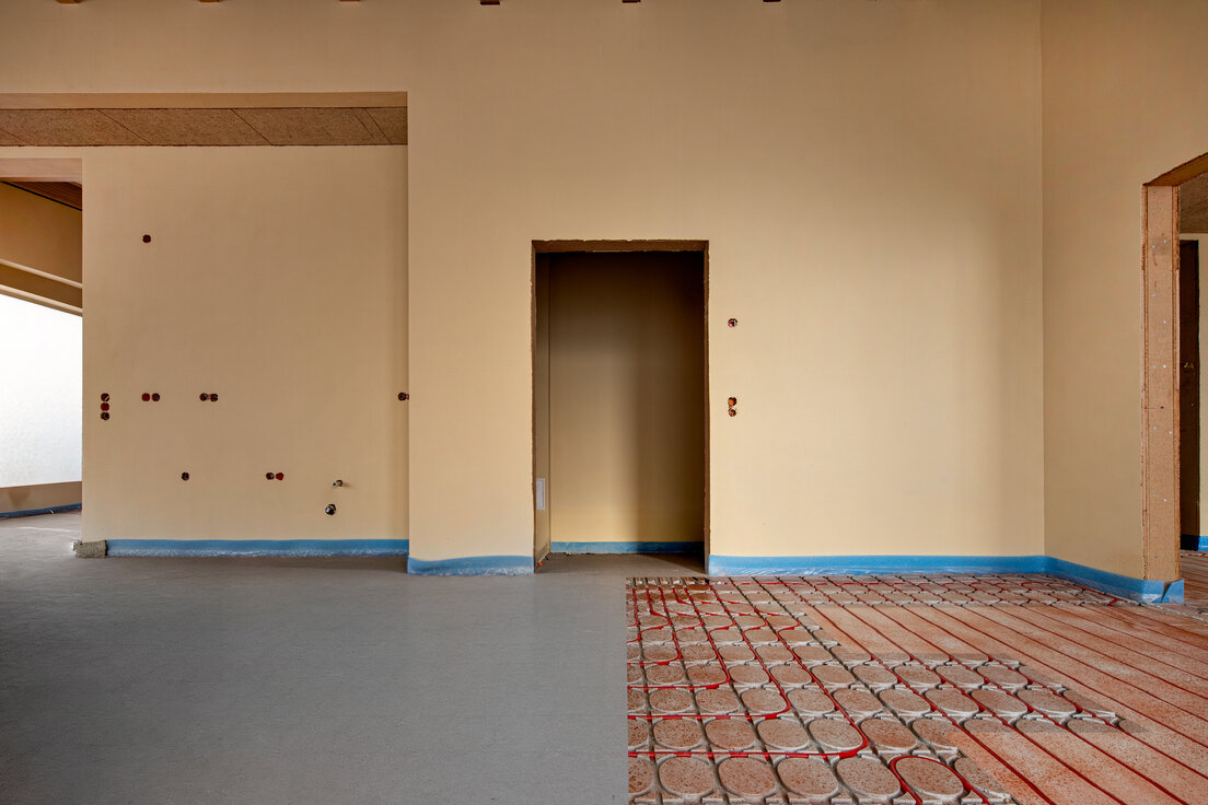 Innenansicht der Mensa im Neubau der Grundschule Hemmingen: NORIT-System frisch verlegt, restlicher Bereich noch Baustelle. | © © www.Lindner-Group.com