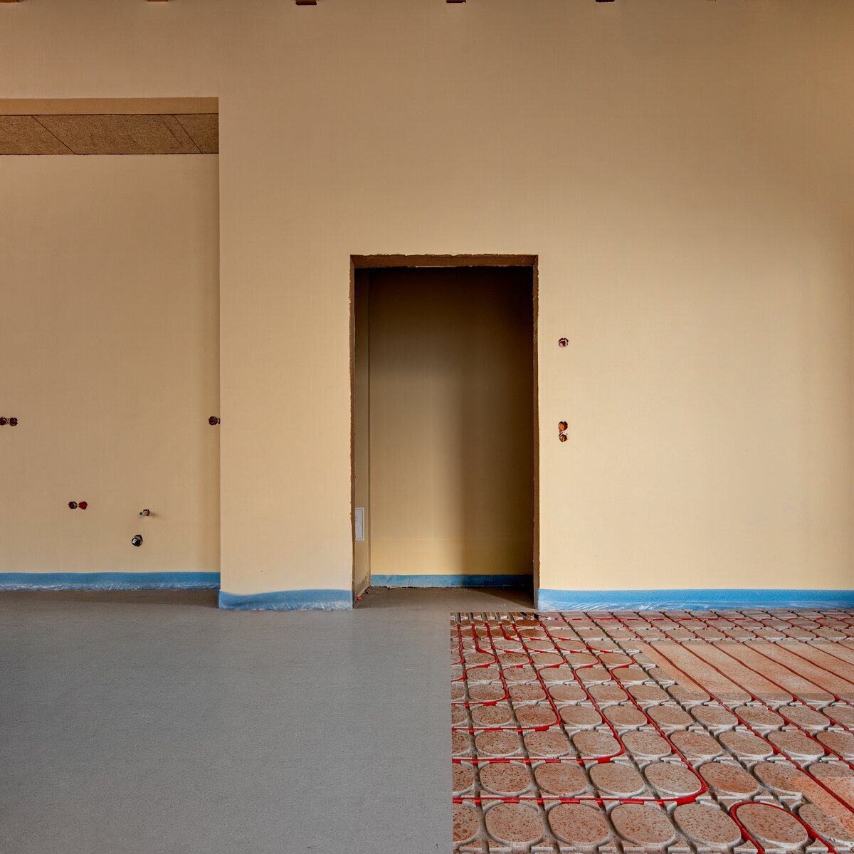 Innenansicht der Mensa im Neubau der Grundschule Hemmingen: NORIT-System frisch verlegt, restlicher Bereich noch Baustelle. | © © www.Lindner-Group.com