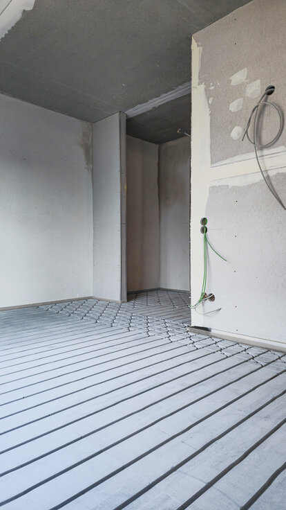 Baustellenraum der Spitalstiftung Marienheim in Neunburg vorm Wald mit bereits verlegten Platten für die NORIT-Fußbodenheizung während der Sanierung und Erweiterung des Altenheims. | © © www.Lindner-Group.com