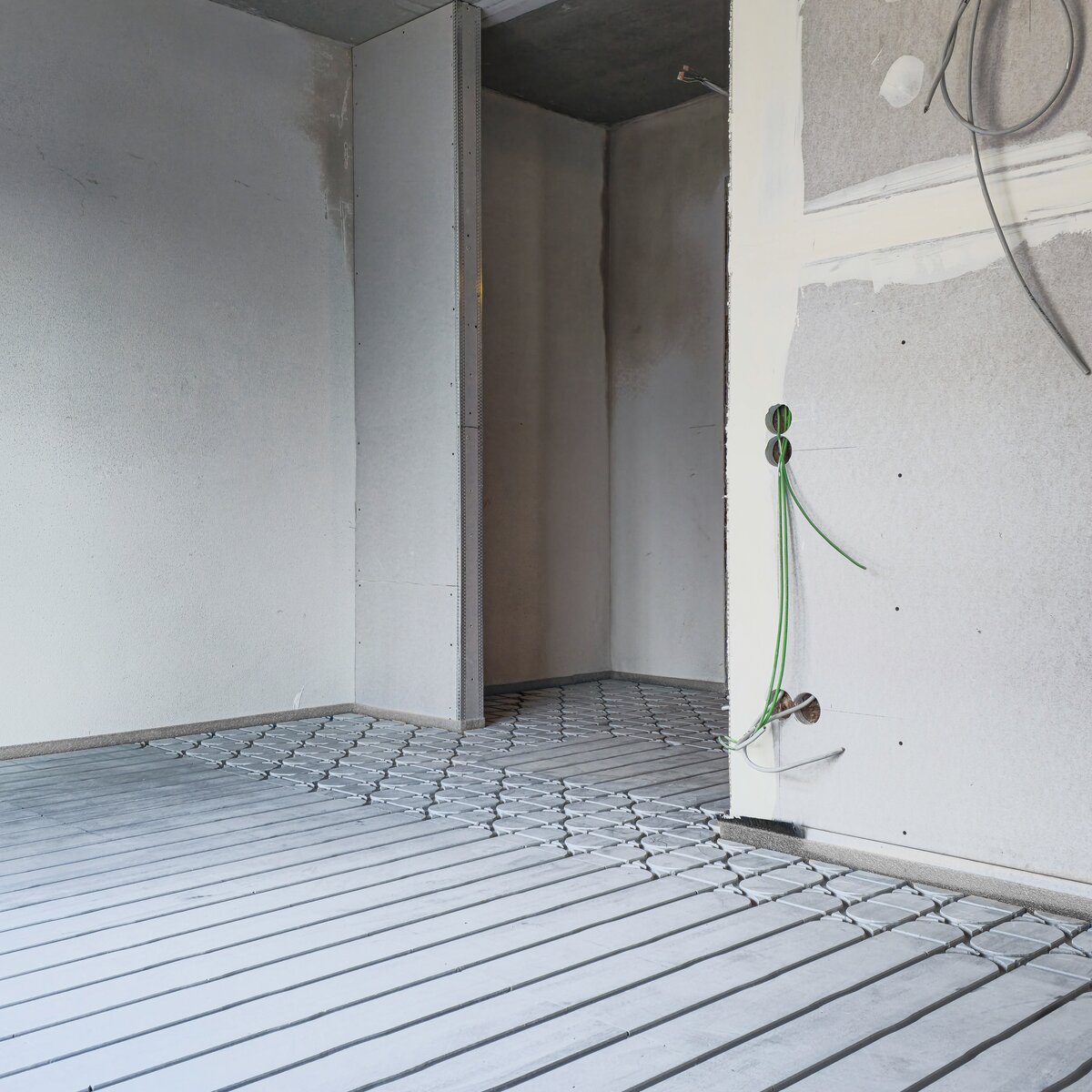 Baustellenraum der Spitalstiftung Marienheim in Neunburg vorm Wald mit bereits verlegten Platten für die NORIT-Fußbodenheizung während der Sanierung und Erweiterung des Altenheims. | © © www.Lindner-Group.com