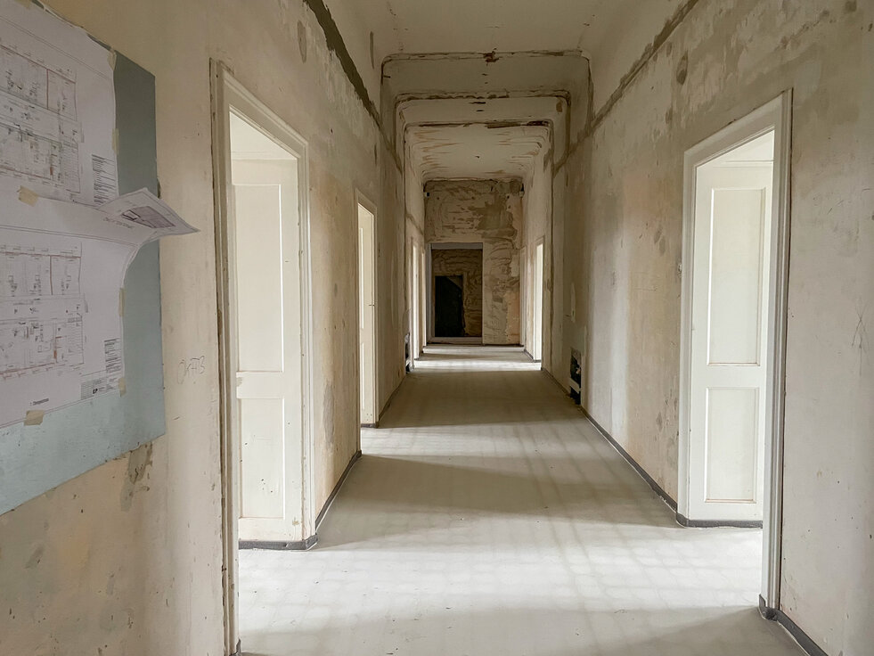 © © www.Lindner-Group.com ntkernter Verwaltungsflur im Rathaus Dettelbach während der Installation von Norit Trockenbauelementen für Fußbodenheizung durch Lindner GFT – Baustelle im Rohzustand. | © © www.Lindner-Group.com